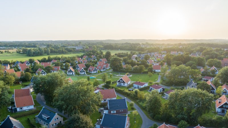 Bungalowpark in Burgh-Haamstede, Zeeland, op 3 km van het strand.  Ontbijtservice, restaurant, laadpalen EV, honden toegestaan 
