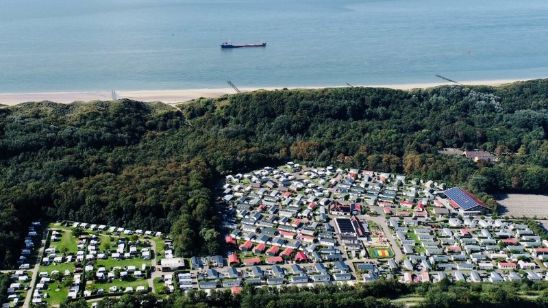 Campingplatz mit umfangreichen Einrichtungen direkt am Meer in Biggekerke, Zeeland, mit privaten Sanitäranlagen, Mietchalets und Bungalows sowie einer Ladestation für Elektrofahrzeuge. 