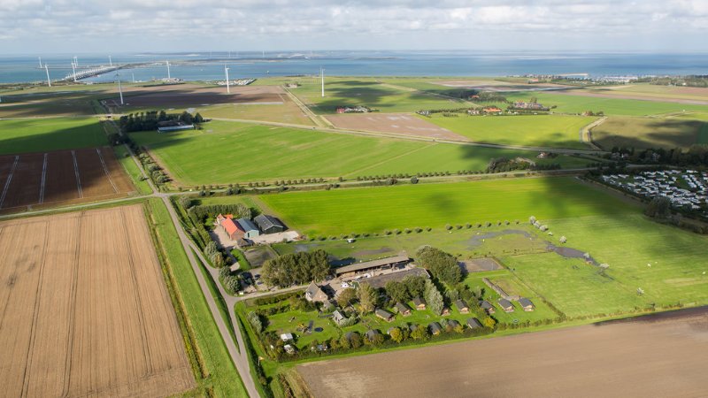 Camping in Kamperland, Zeeland met binnenspeeltuin verhuur van luxe safaritenten en lodgetenten (glamping) 