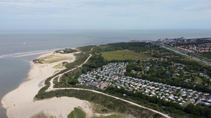 Campingplatz am Meer in Retranchement, Zeeland, mit beheizten Sanitäranlagen, Schwimmbad, Ladestation für Elektrofahrzeuge, Hunde erlaubt 