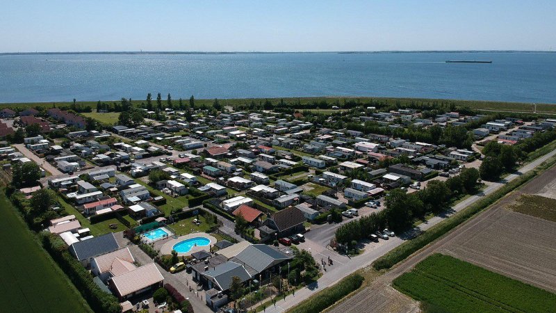 Campsite on the Oosterschelde in Stavenisse, Zeeland with paved camper pitches and dogs allowed 