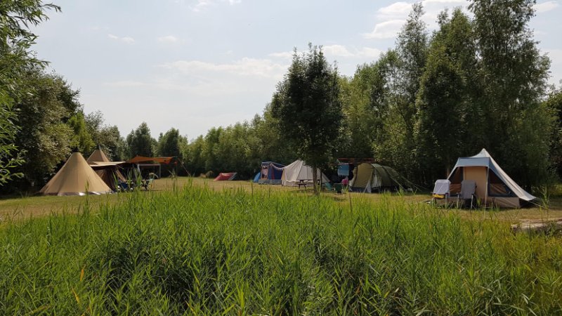 Küstengut in Vrouwenpolder, Zeeland, wo Hunde willkommen sind, frischer Brotservice und Ferienunterkünfte zu vermieten sind 