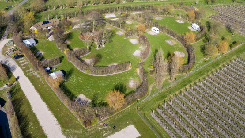 Autovrije camping aan zee in Vrouwenpolder, Zeeland, met camperplaatsen, verwarmd sanitair en honden toegestaan. Verhuur vakantiewoningen. 