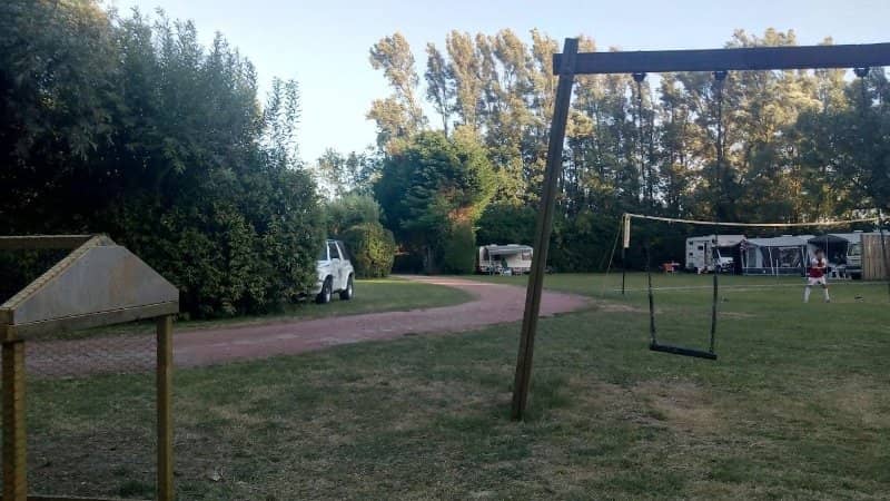 Camping op ongeveer 2,5 km van het strand van Westkapelle. 
