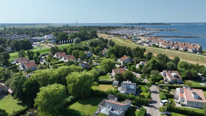 Ferienpark am Grevelingenmeer, unweit des Strandes, mit Hallenbad, Ladestationen für Elektrofahrzeuge und hundefreundlichen Unterkünften. 