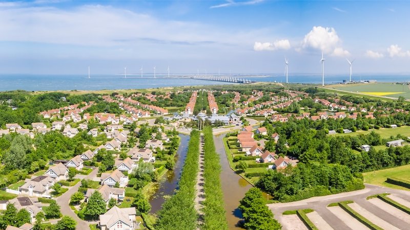 Ferienpark am Meer mit Unterhaltungsprogramm, Swimmingpool und Ladestation (EV). 